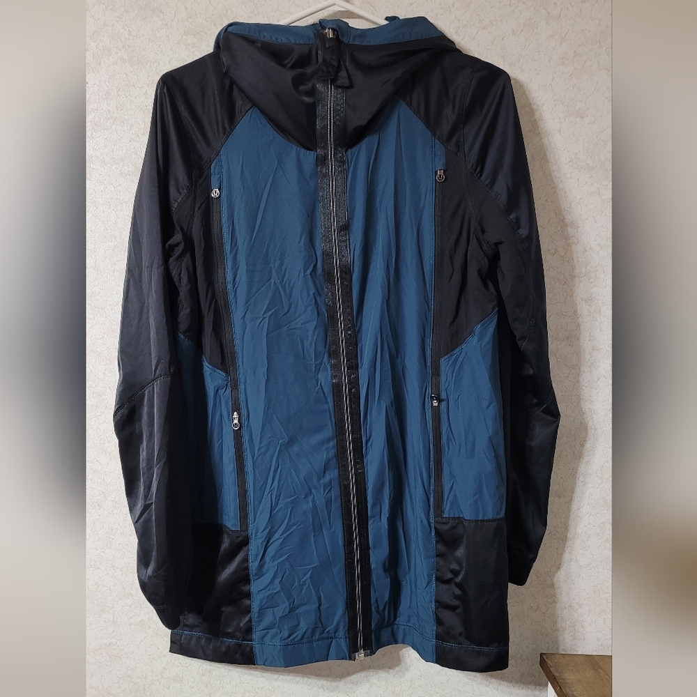 Lululemon jacket size 6